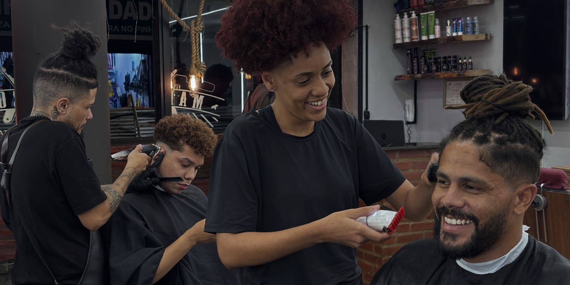 Equipe da Barbearia Marconi atendendo clientes no salão