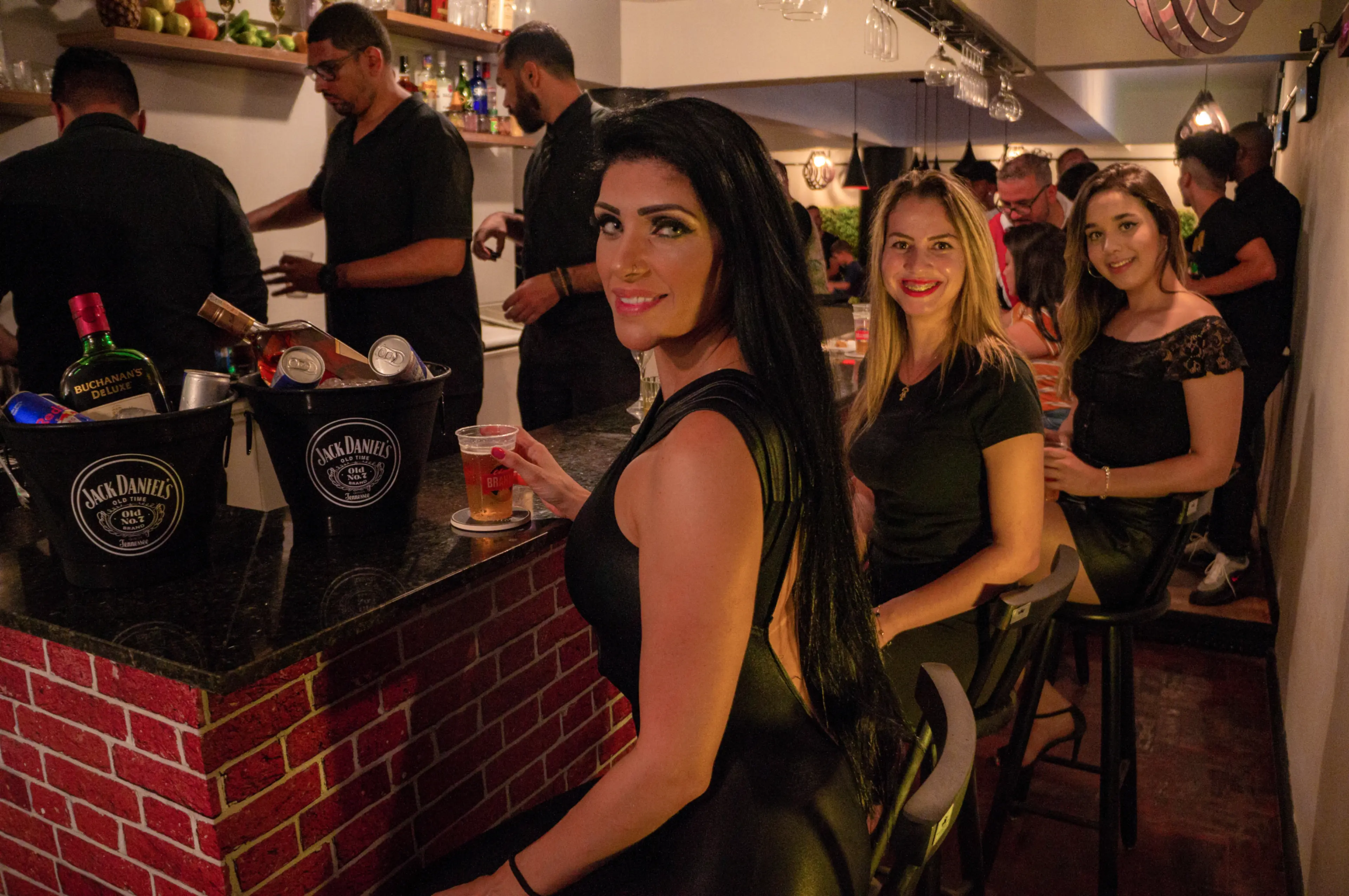 Clientes no bar da unidade República